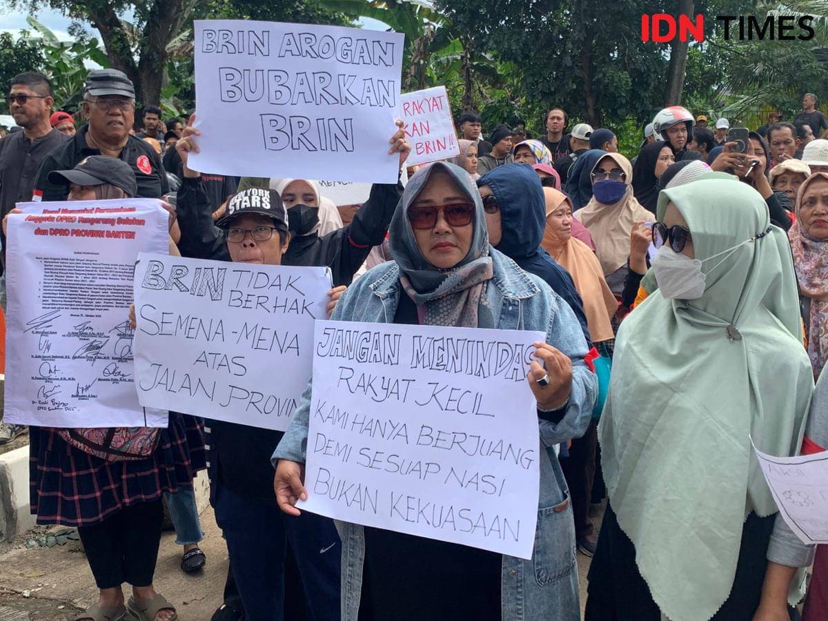 Warga Muncul, Tangsel gelar aksin penolakan penutupan Jalan Serpong-Parung oleh BRIN (IDN Times/Muhamad Iqbal)