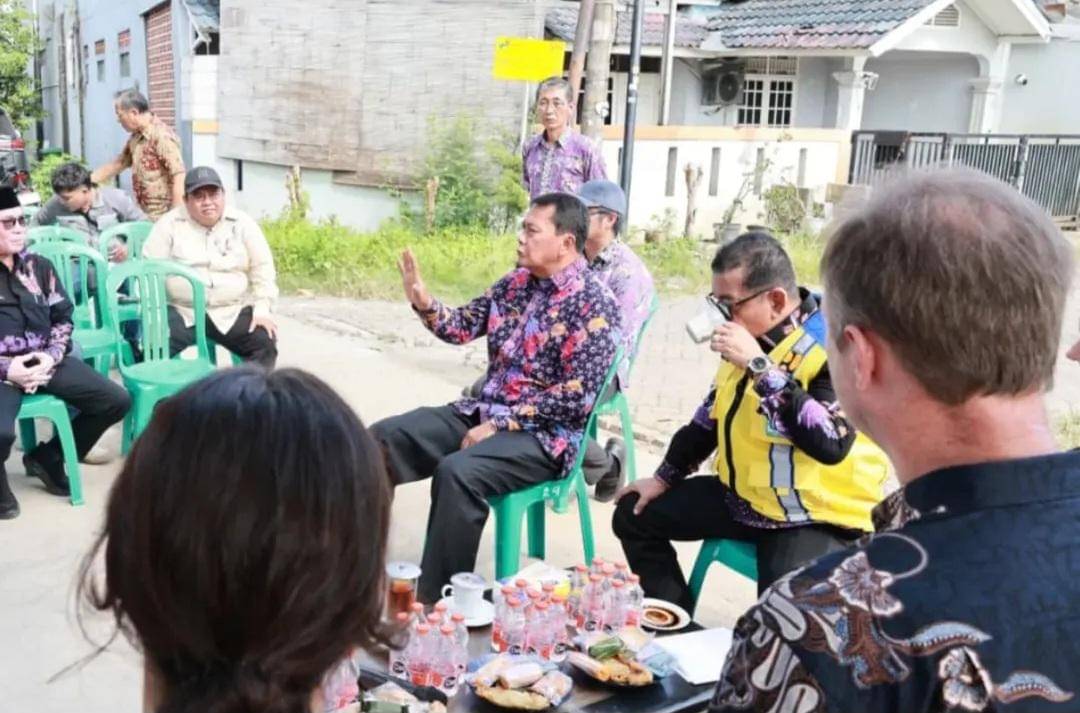 Bupati Tangerang, Moch. Maesyal Rasyid memantau aliran sungai di Vila Tomang