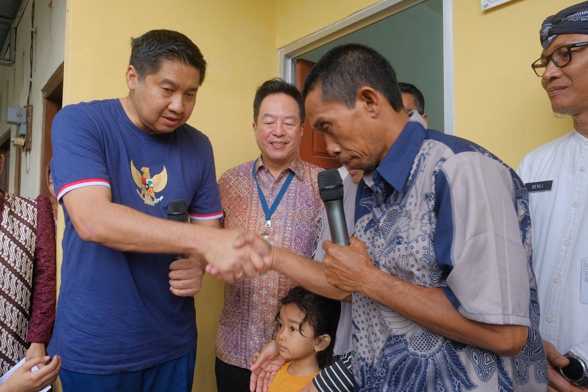 Salah satu penerima manfaat Program RSLH, Roisnan (kanan) bersalaman dengan Menteri Perumahan dan Kawasan Permukiman (PKP) Maruarar Sirait meninjau langsung pelaksanaan Program Rumah Sederhana Layak Huni (RSLH) yang digagas PT Djarum di Kabupaten Kudus, Jawa Tengah, Kamis (6/11/2025). (Dok. PT Djarum)