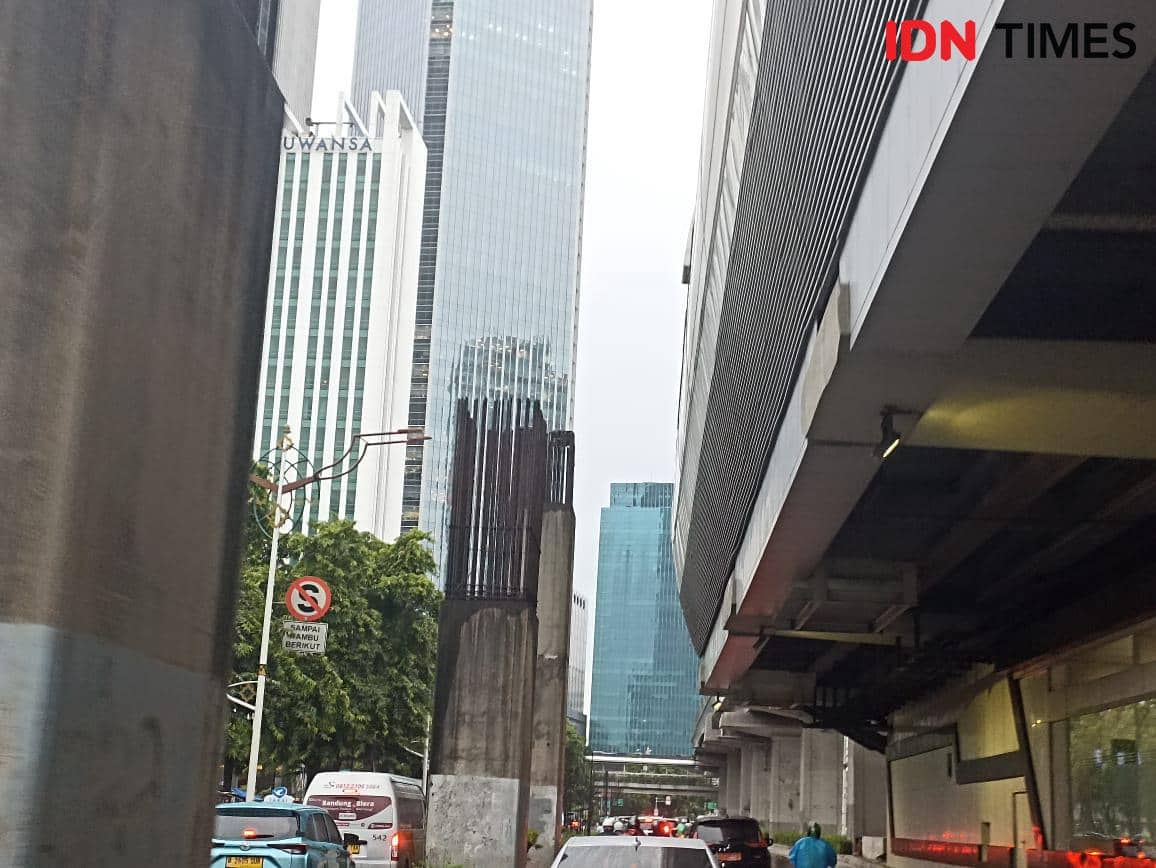 Monorel terbengkalai di Jalan Rasuna Said.