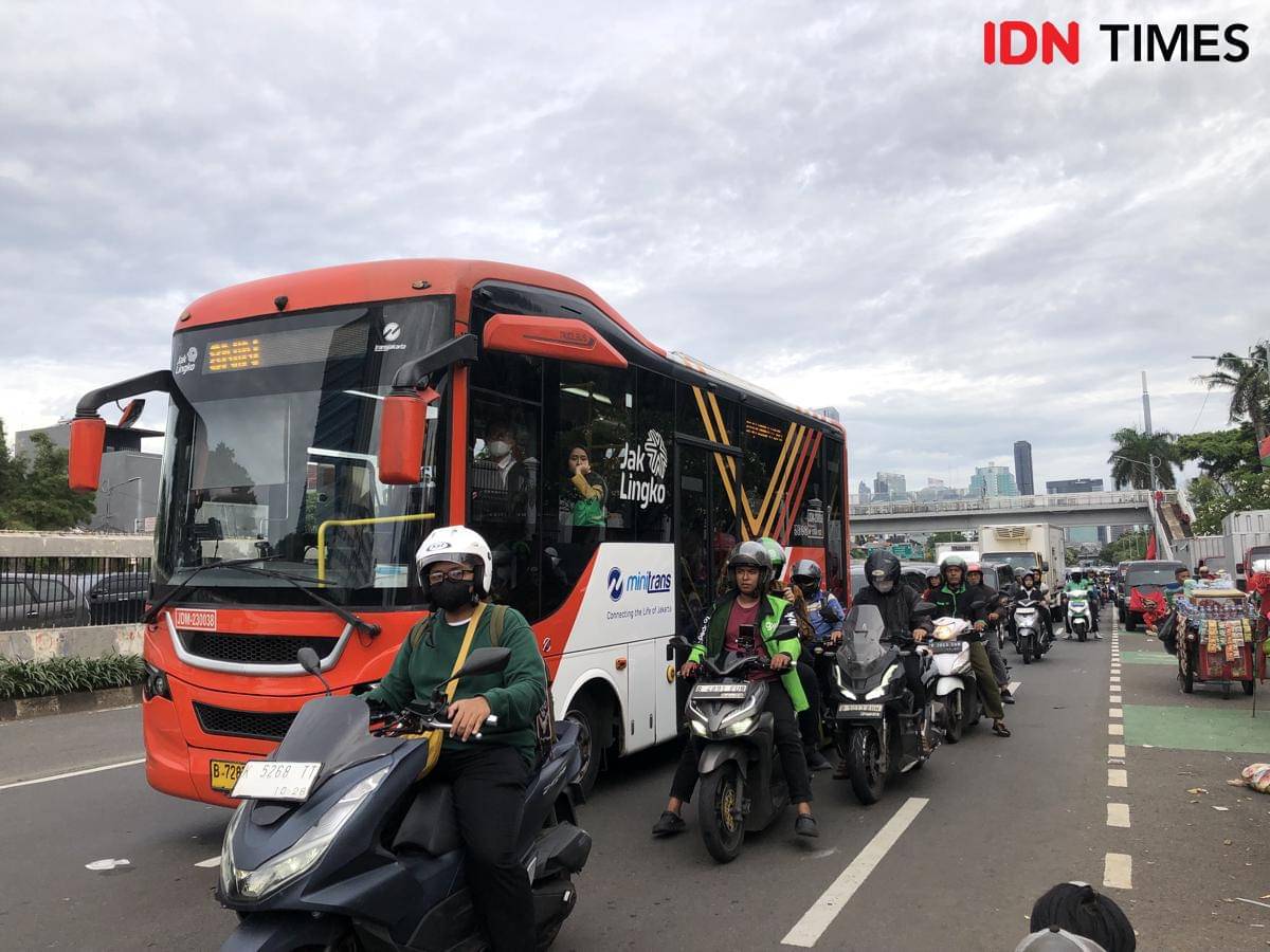 Ada demo buruh, jalan tersendat di depan Gedung DPR
