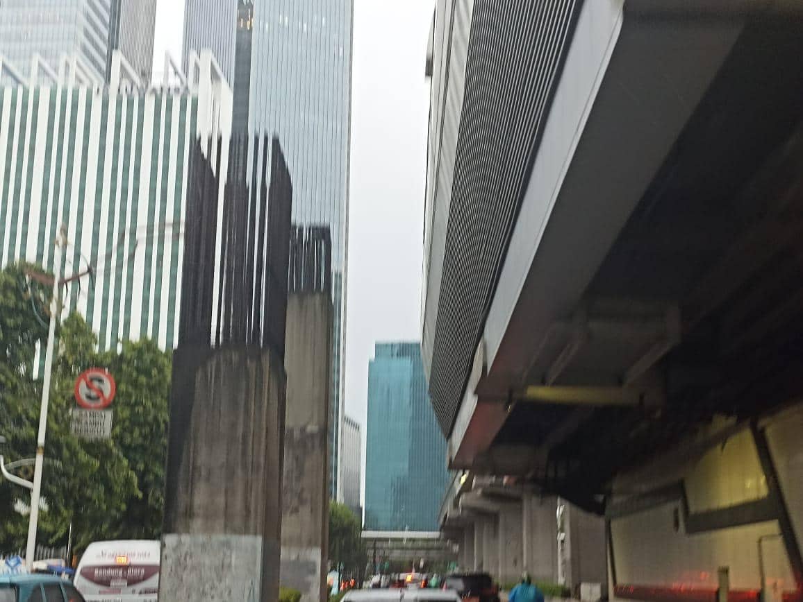 Monorel terbengkalai di Jalan Rasuna Said