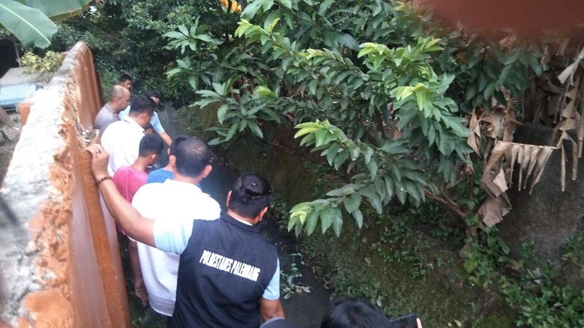 Penemuan mayat siswa SMP N 26 Palembang di parit belakang sekolah (Dok Rahmad untuk IDN Times)