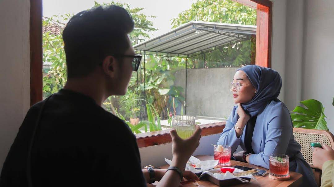 Faux Society Cafe Kota Metro