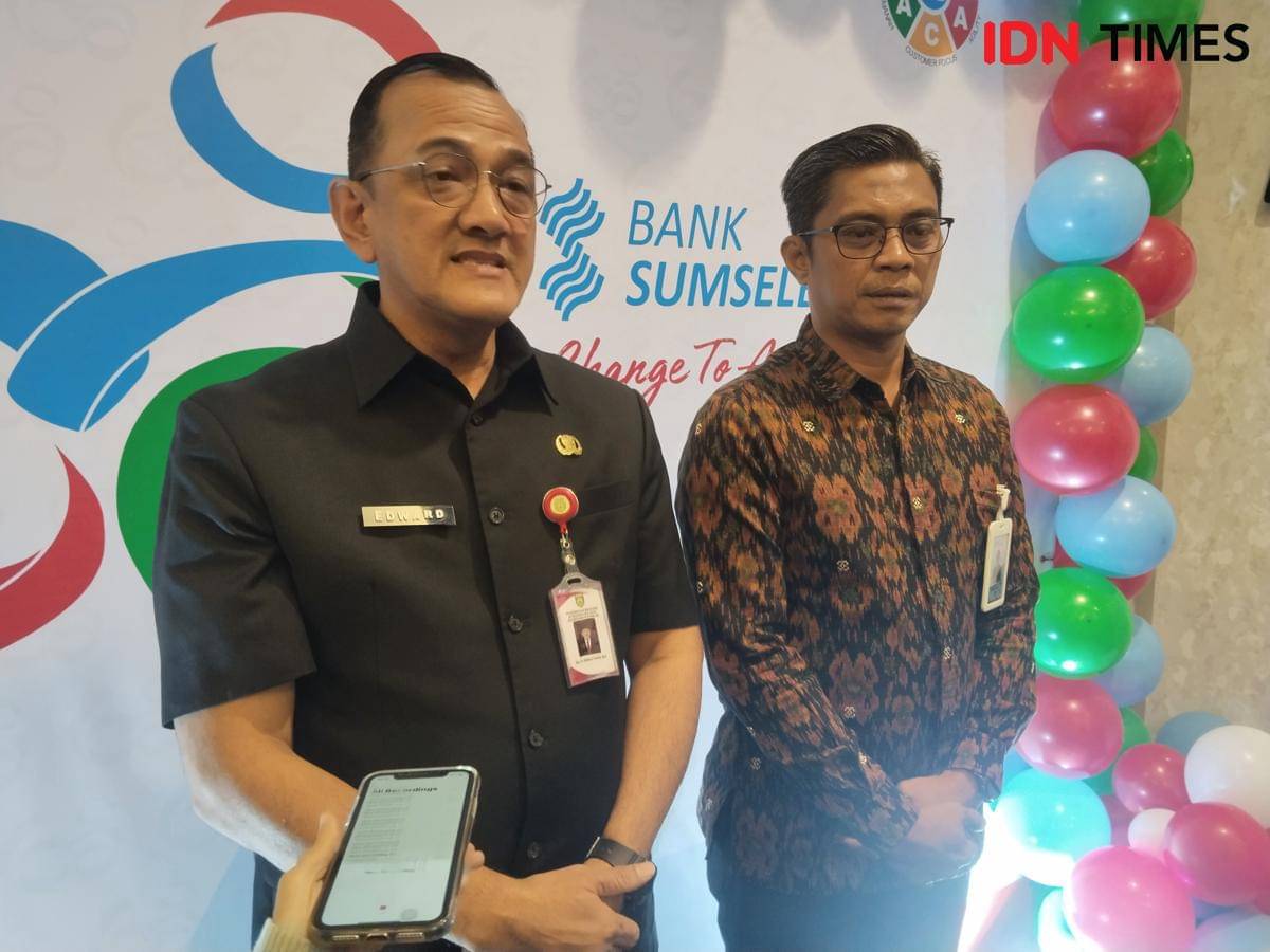 Komisaris BSB Edward Candra (kiri) dan Dir. Operasional PPS. Direktur Utama Bank Sumsel Babel (BSB) Festero M. Papeko (kanan) saat diwawancari dalam acara HUT BSB ke 68 di Kantor Cabang A Rivai Palembang.