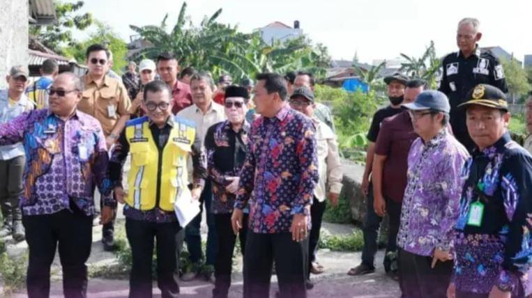 Bupati Tangerang, Moch. Maesyal Rasyid memantau aliran sungai di Vila Tomang