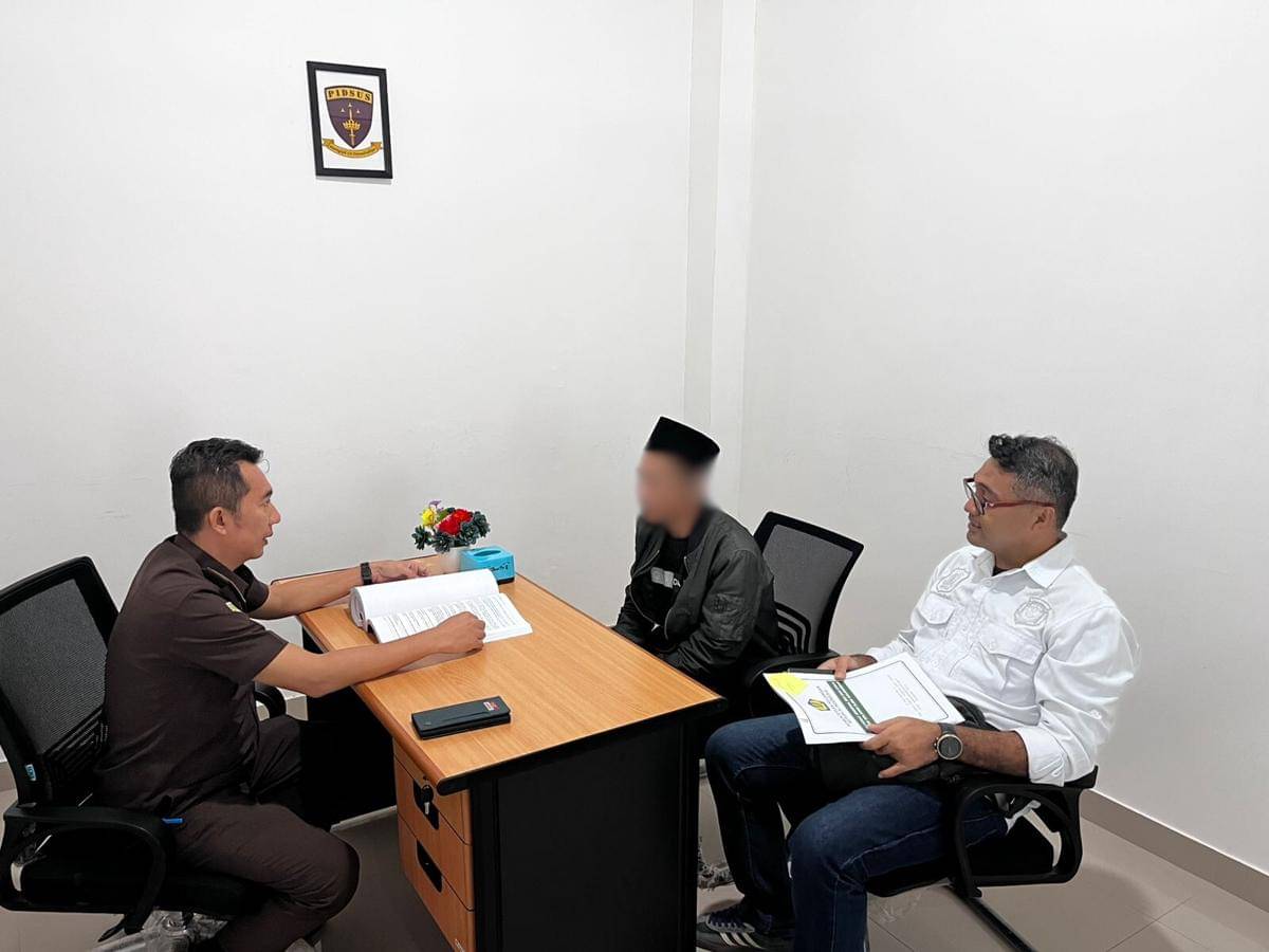 Tersangka peredaran rokok ilegal diserahkan ke Kejari Pontianak. (IDN Times/Istimewa).