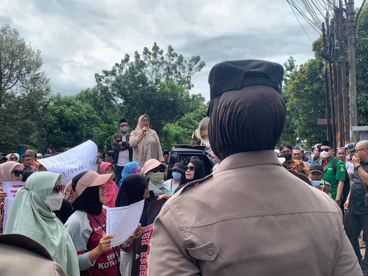 Warga Muncul, Tangsel gelar aksin penolakan penutupan Jalan Serpong-Parung oleh BRIN.