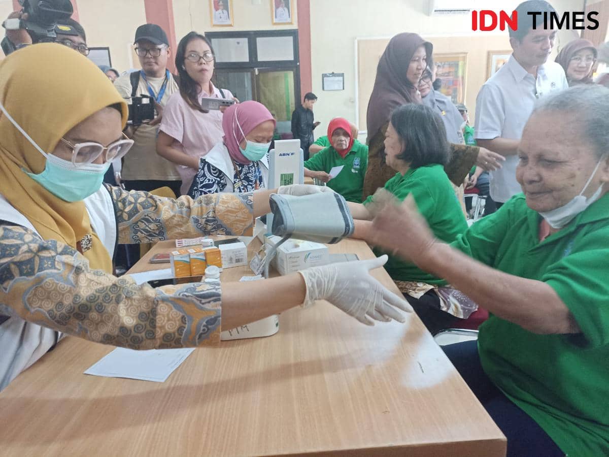 Wakil Menteri Kesehatan akan mengunjungi pelaksanaan CKG di Panti Sosial Tresna Werdha Budi Mulia 3,Cilandak, Kota Jakarta Selatan, Kamis (6/11/2025). (IDN Times/Dini Suciatiningrum)