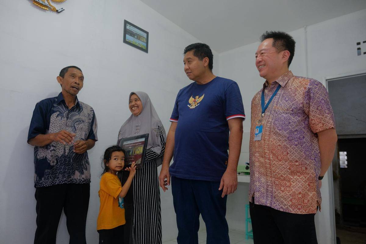 Salah satu penerima manfaat Program RSLH, Roisnan (kiri) berdialog dengan Menteri Perumahan dan Kawasan Permukiman (PKP) Maruarar Sirait (kedua kanan) saat meninjau langsung pelaksanaan Program Rumah Sederhana Layak Huni (RSLH) yang digagas PT Djarum di Kabupaten Kudus, Jawa Tengah, Kamis (6/11/2025). (Dok. PT Djarum)