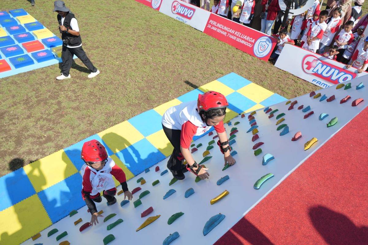 Menaiki Wall Climbing Sebagai Rangkaian Permainan Terakhir Menuju Garis Finish NUVO Challenge.jpg