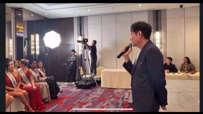 Momen Nawat menegur Fatimah Bosch, Miss Universe Mexico 2025 saat sashing ceremony