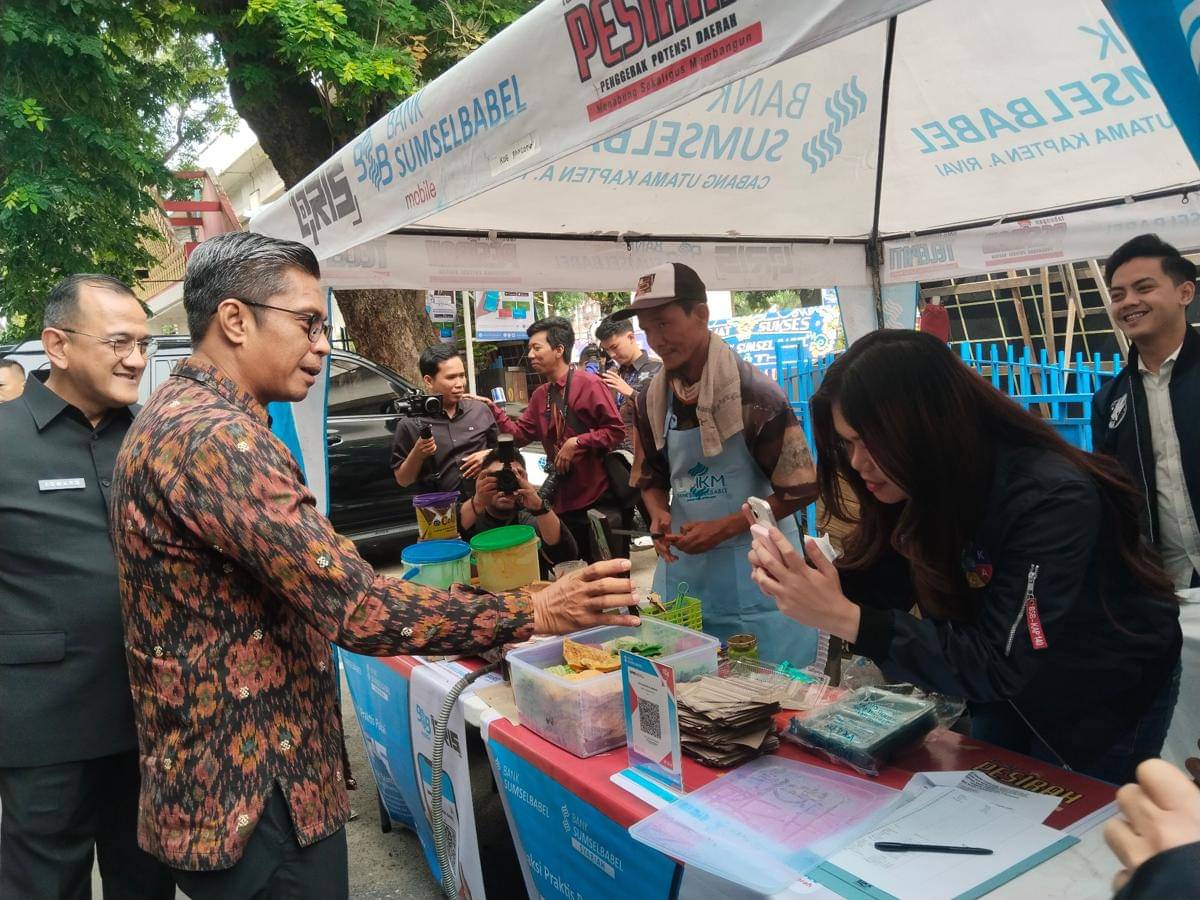 Dir. Operasional PPS. Direktur Utama Bank Sumsel Babel (BSB) Festero M. Papeko saat membayar merchant menggunakan QRIS BSB.