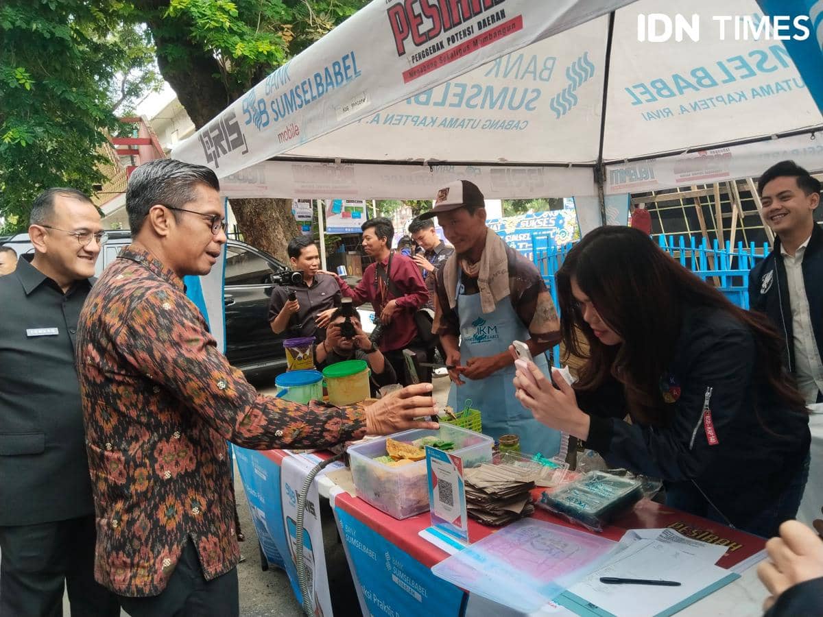 Dir. Operasional PPS. Direktur Utama Bank Sumsel Babel (BSB) Festero M. Papeko saat membayar merchant menggunakan QRIS BSB(IDN Times/Feny Maulia Agustin)