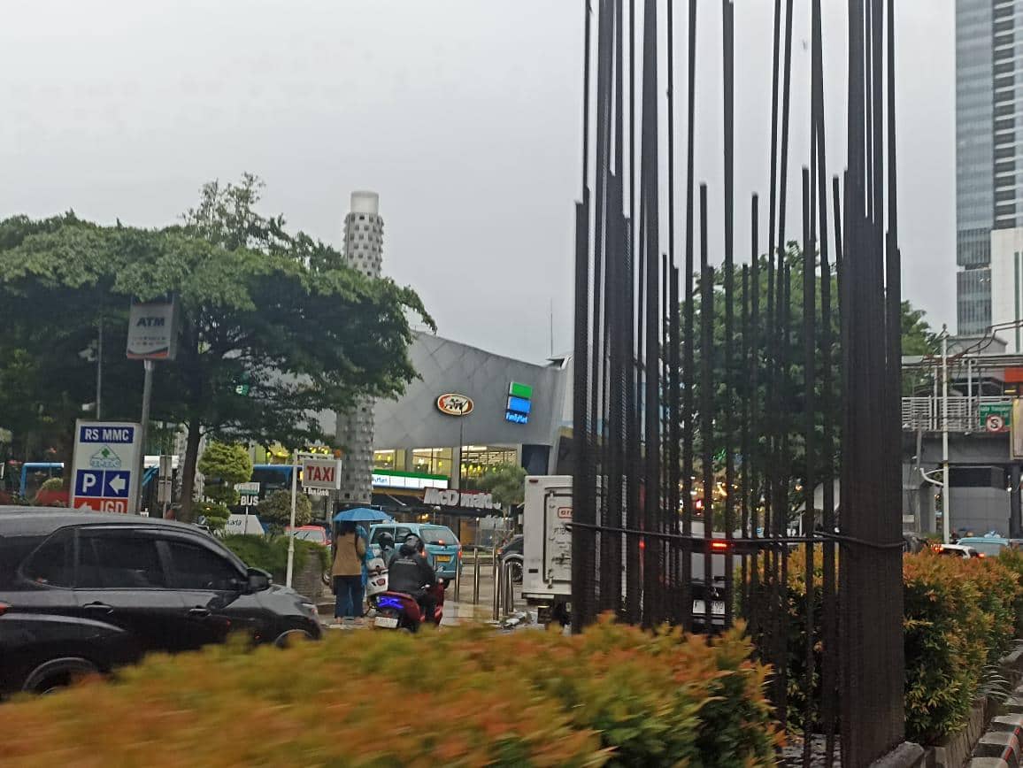 Monorel terbengkalai di Jalan Rasuna Said. (IDN Times/Dini Suciatiningrum)