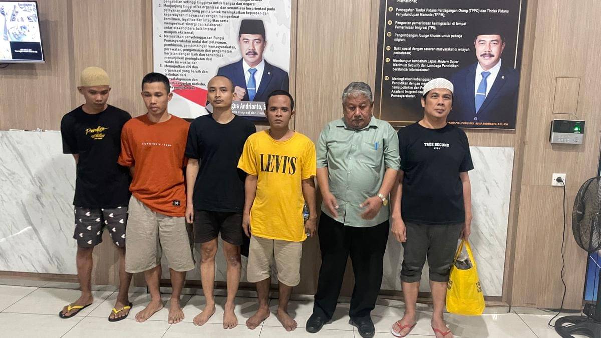 Eks juru bicara mantan Gubernur Banten Ratu Atut Chosiyah, Akhmad Jajuli (kedua dari kanan), ditahan atas kasus penipuan.