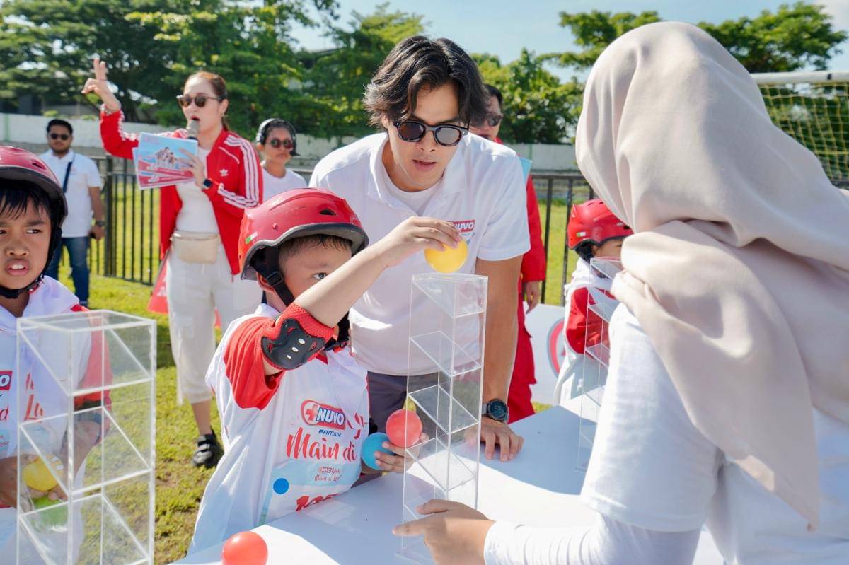 Dion Wiyoko Mendampingi Anak-Anak Melewati Rangkaian Permainan di NUVO Challenge.jpg