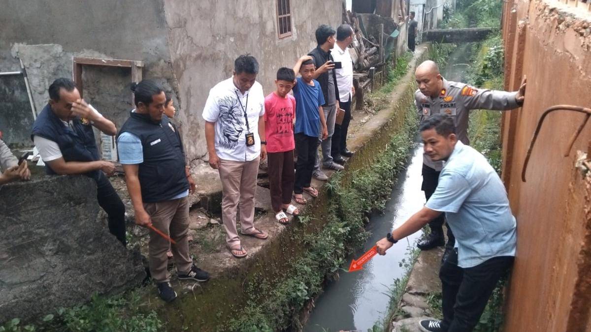 Penemuan mayat siswa SMP N 26 Palembang di parit belakang sekolah (Dok Rahmad untuk IDN Times)