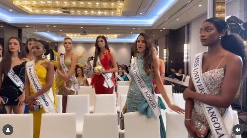 Momen para peserta walk-out dari sesi sash ceremony Miss Universe 2025