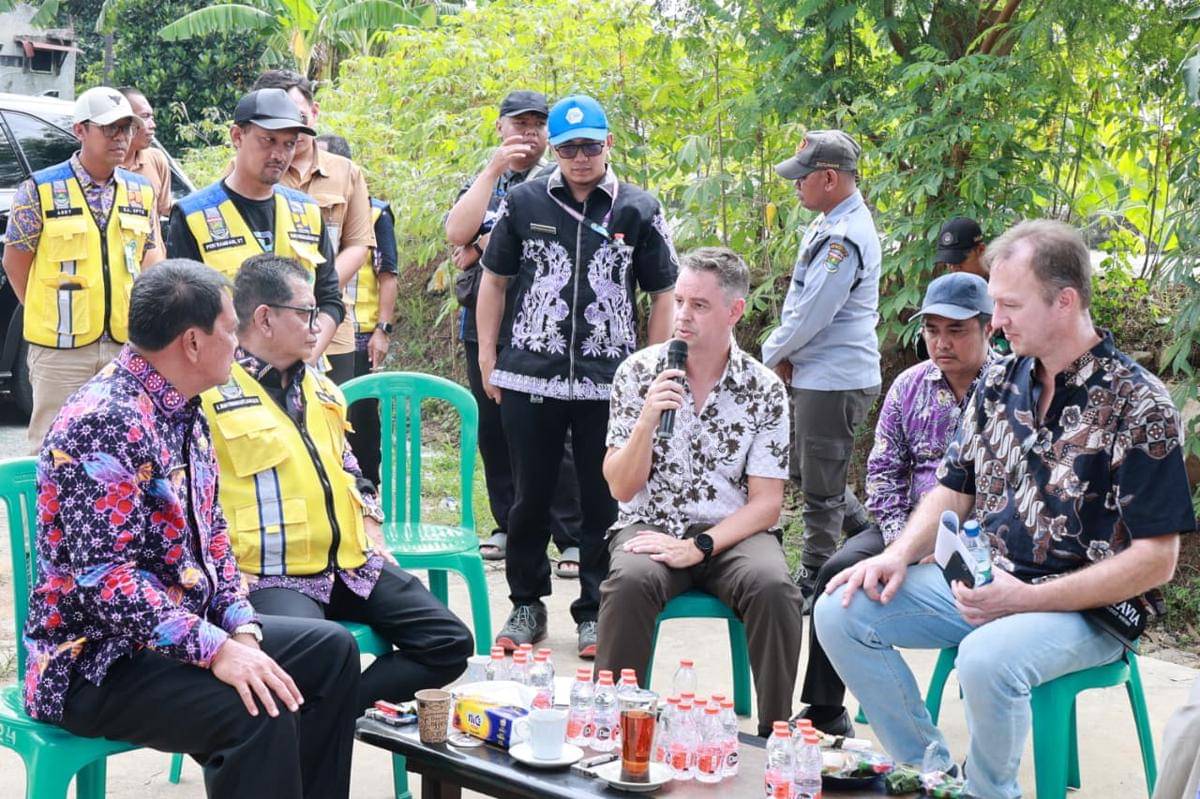 Bupati Tangerang, Moch. Maesyal Rasyid memantau aliran sungai di Vila Tomang