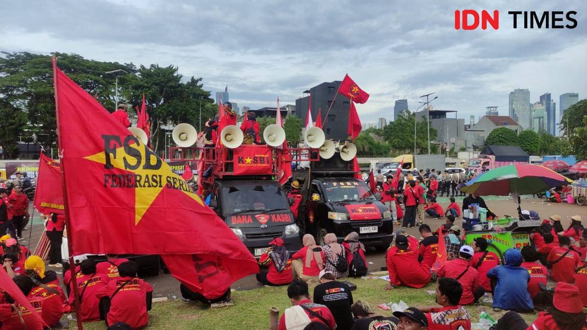 Kongres Aliansi Serikat Buruh Indonesia (KASBI) gelar demo di depan Gedung DPR RI, Senayan, Jakarta Pusat, Kamis (6/11/2025). (DN Times/Yosafat Diva Bayu Wisesa)