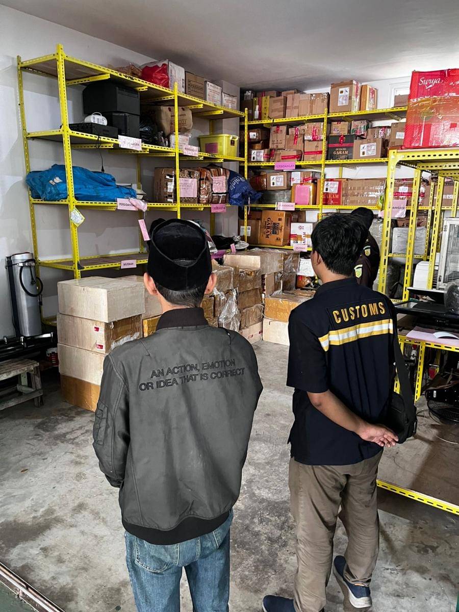 Tersangka M (kiri) diserahkan ke Kejari Pontianak. (IDN Times/istimewa).