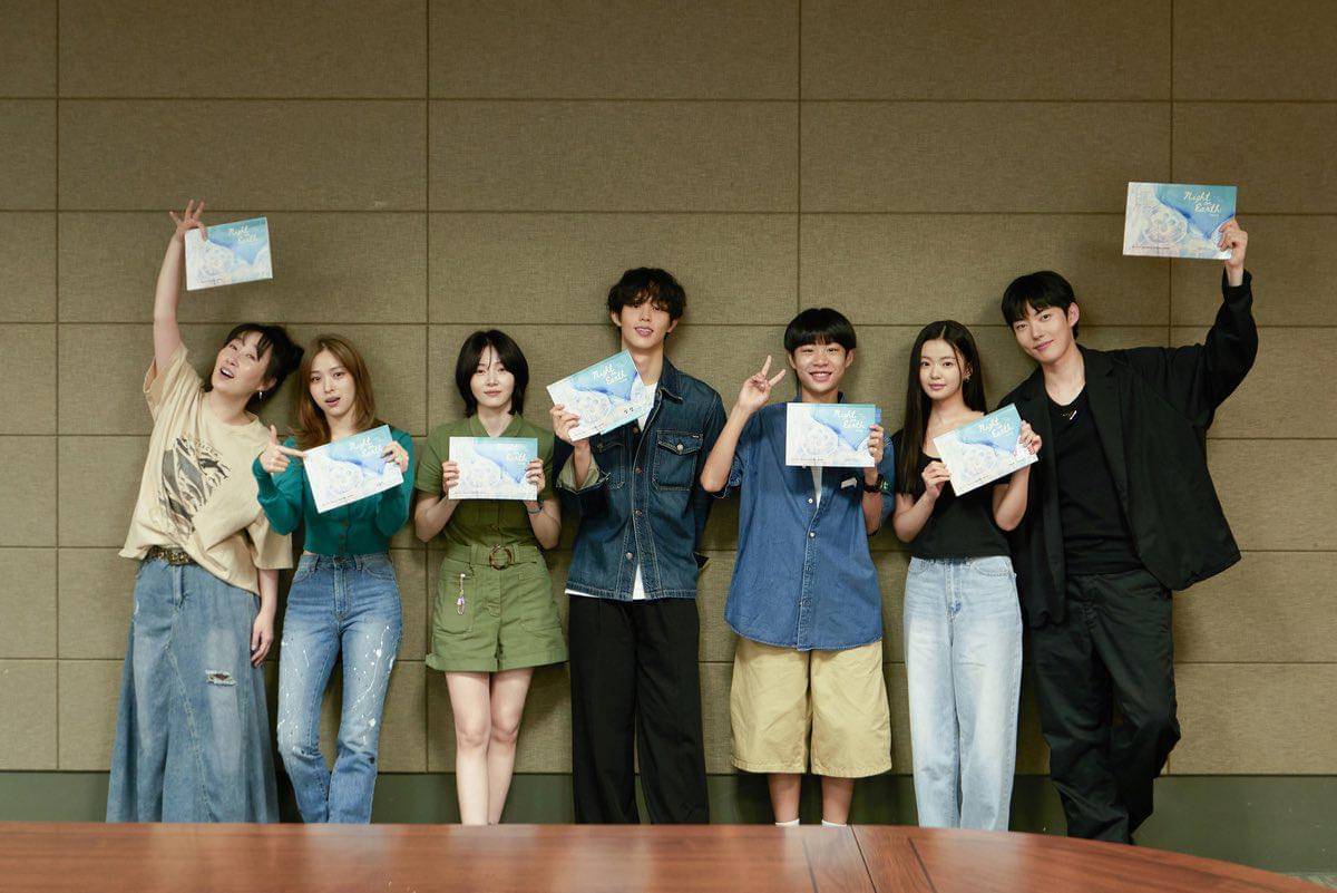 pemain film night on earth