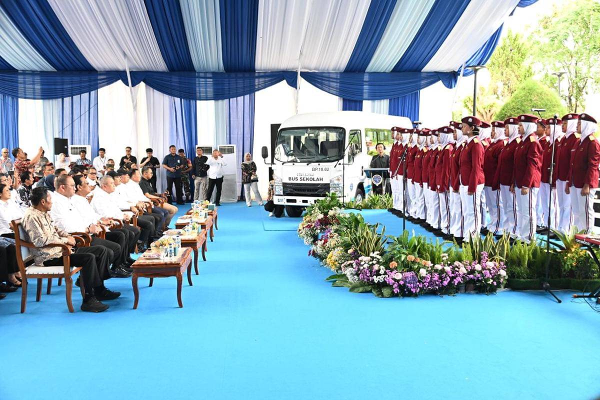 Penyerahan bantuan bus untuk Sekolah Rakyat di Balai Besar Pendidikan dan Pelatihan Kesejahteraan Sosial (BBPPKS) Yogyakarta, Kamis (6/11/2025).