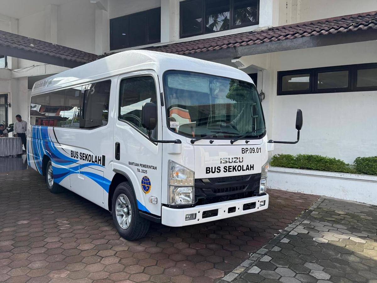 Penyerahan bantuan bus untuk Sekolah Rakyat di Balai Besar Pendidikan dan Pelatihan Kesejahteraan Sosial (BBPPKS) Yogyakarta, Kamis (6/11/2025). (Dok. Istimewa)