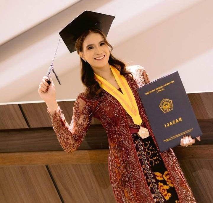 potret wisuda atlet voli, Shella Bernadetha