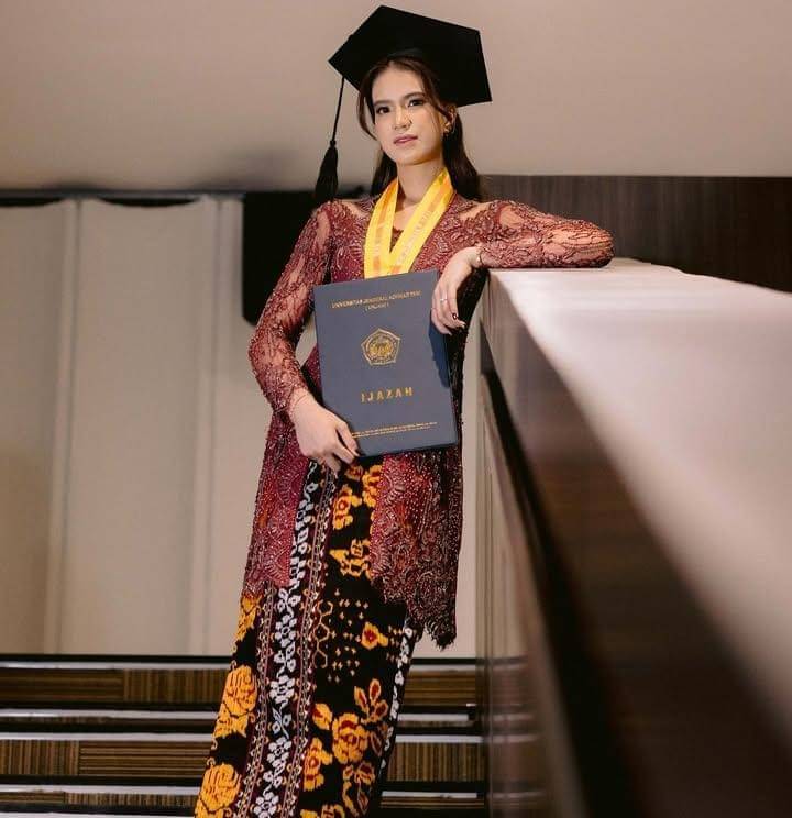 potret wisuda atlet voli, Shella Bernadetha