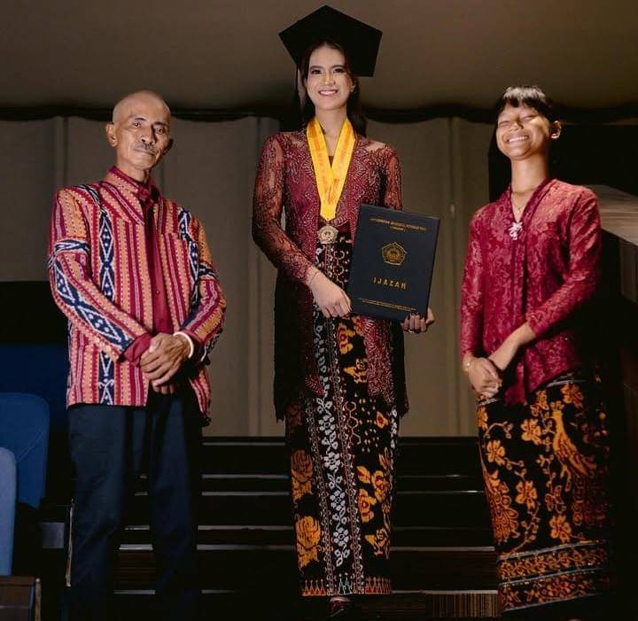 potret wisuda atlet voli, Shella Bernadetha