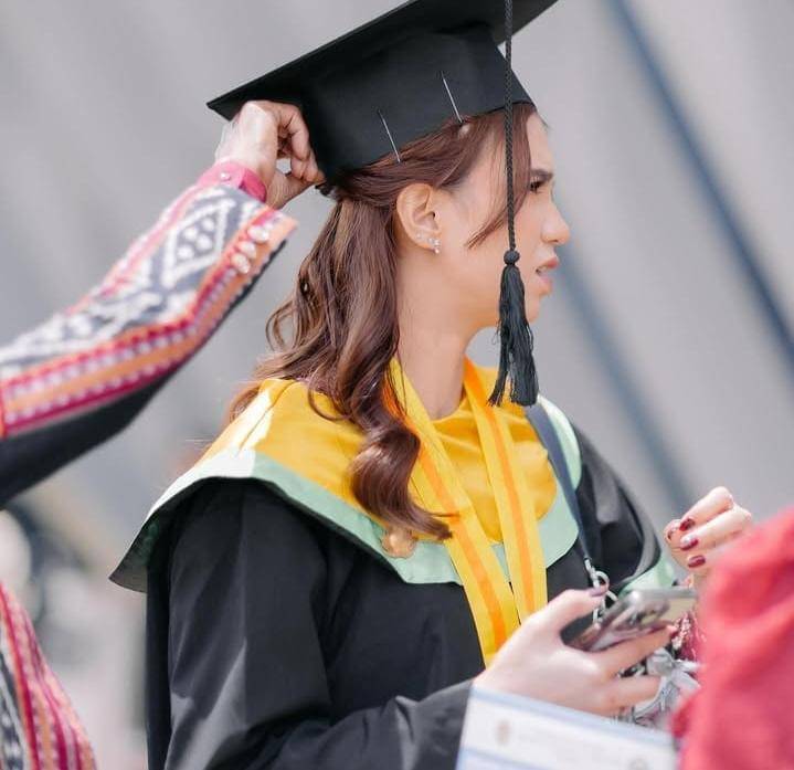 potret wisuda atlet voli, Shella Bernadetha