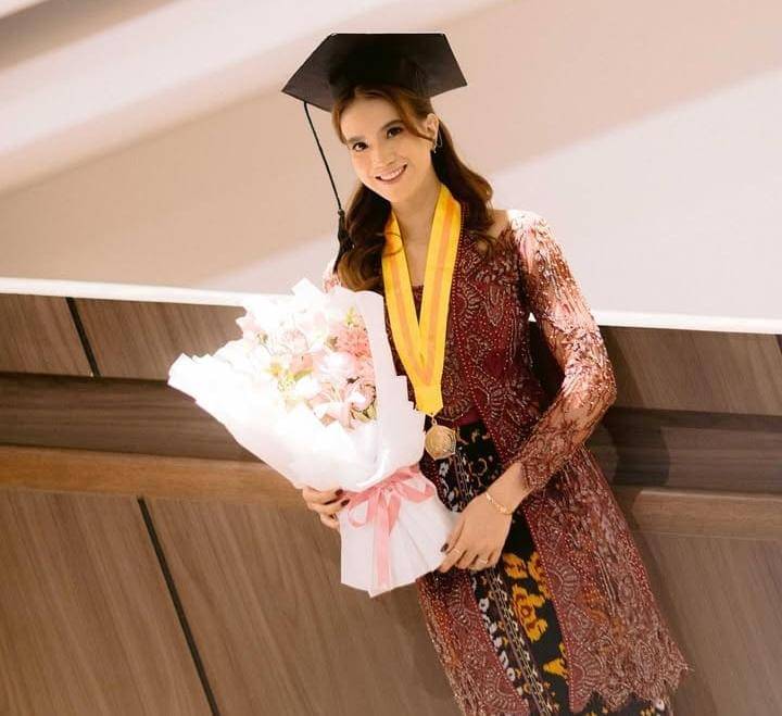 potret wisuda atlet voli, Shella Bernadetha