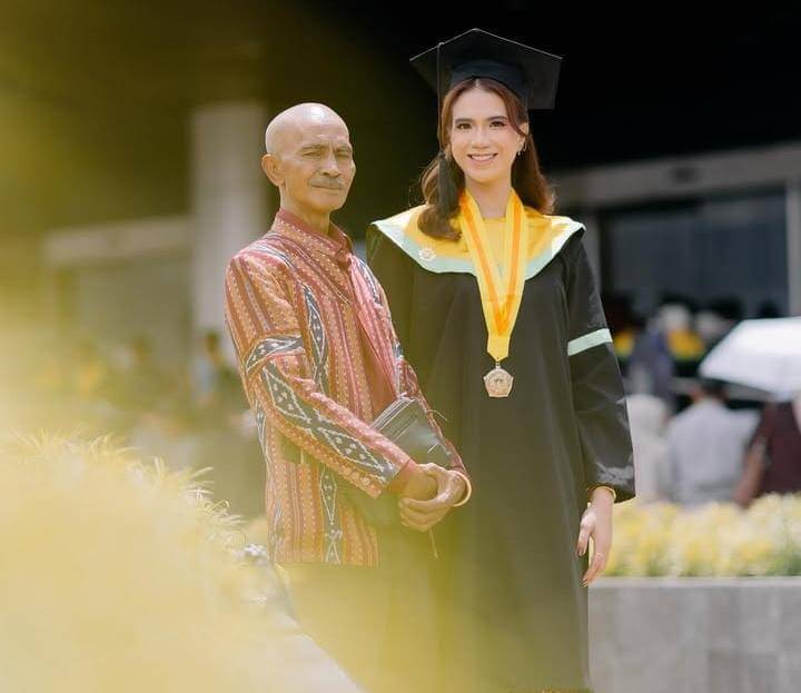 potret wisuda atlet voli, Shella Bernadetha