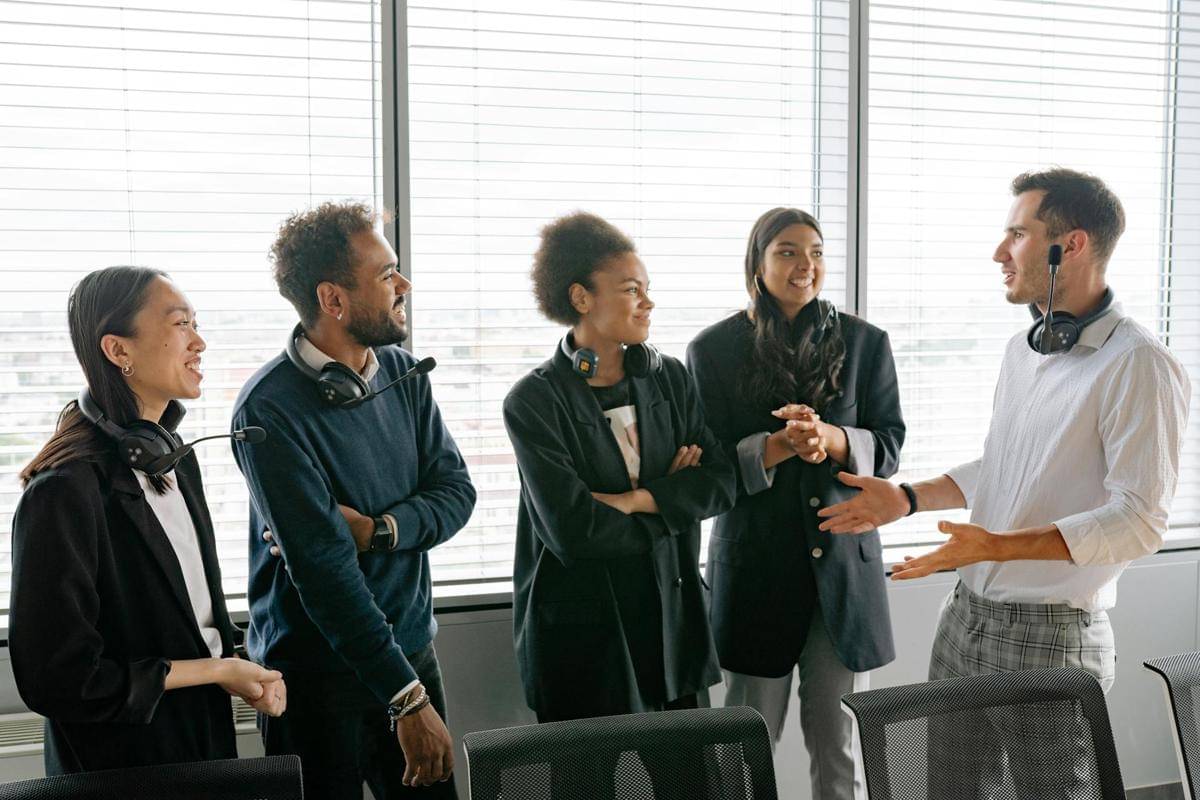 ilustrasi orang sedang mengobrol