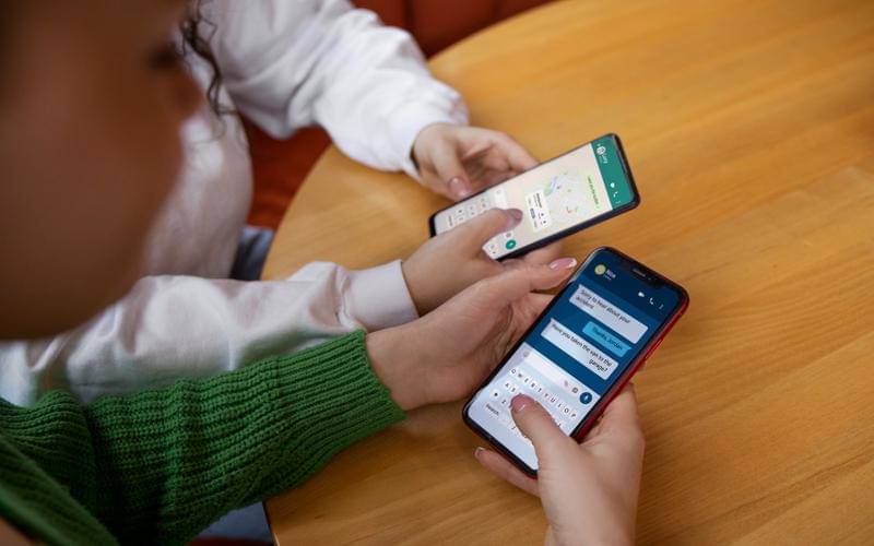 ilustrasi penggunaan aplikasi chat di smartphone