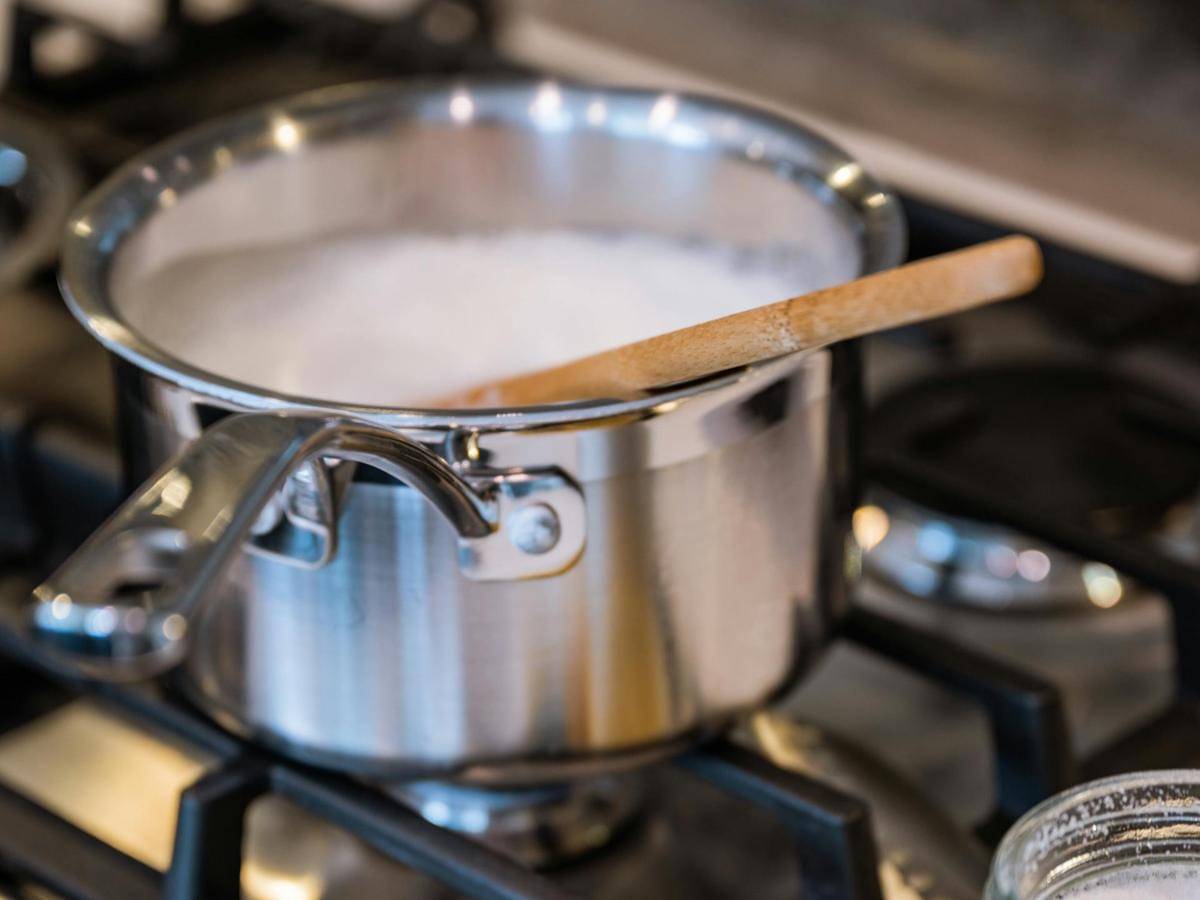 ilustrasi membuat panna cotta