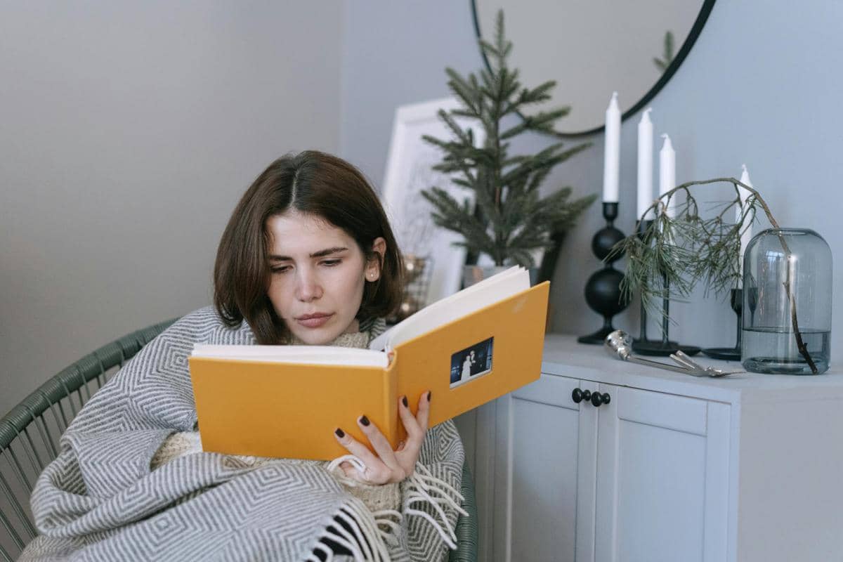 ilustrasi membaca buku 