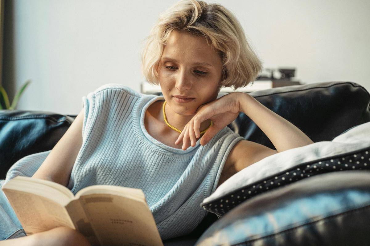 ilustrasi membaca buku