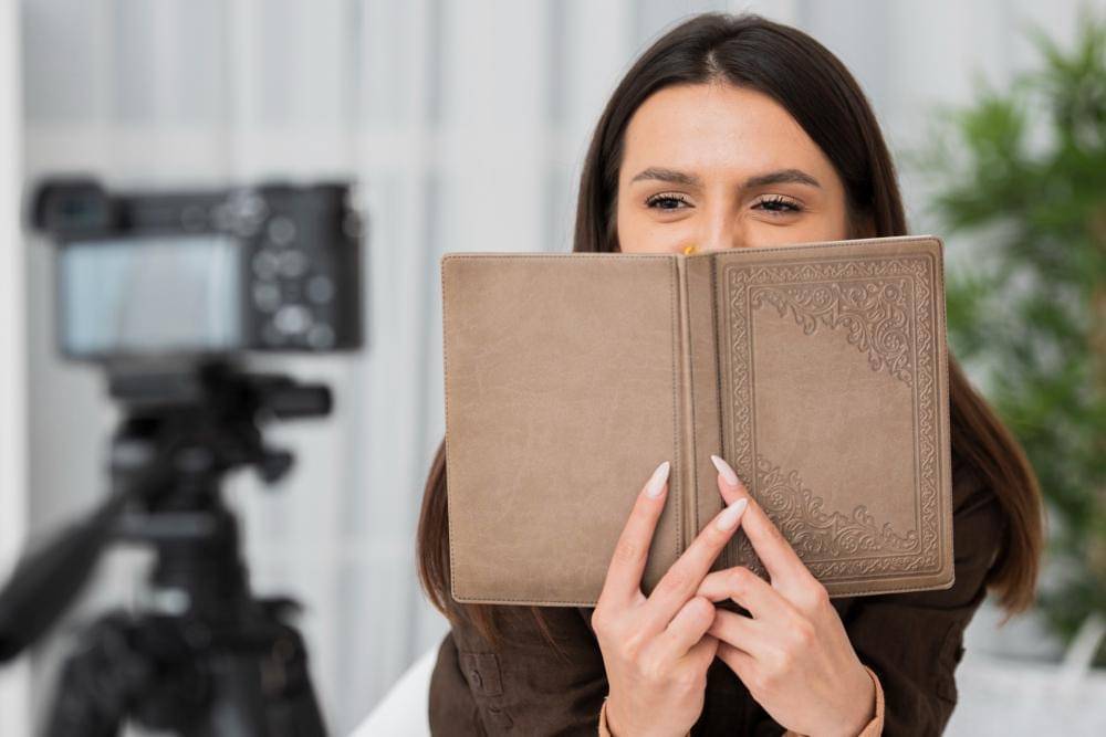 ilustrasi membuat konten video book reviewer