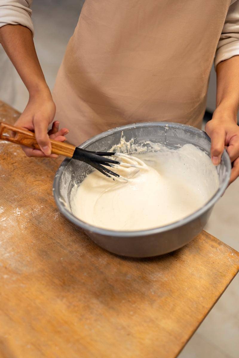 ilustrasi membuat adonan kulit risol