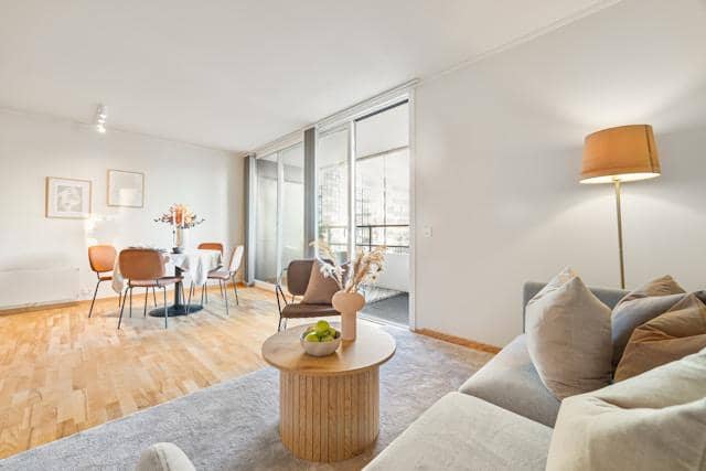 Ruang tamu dengan furnitur dan lantai kayu