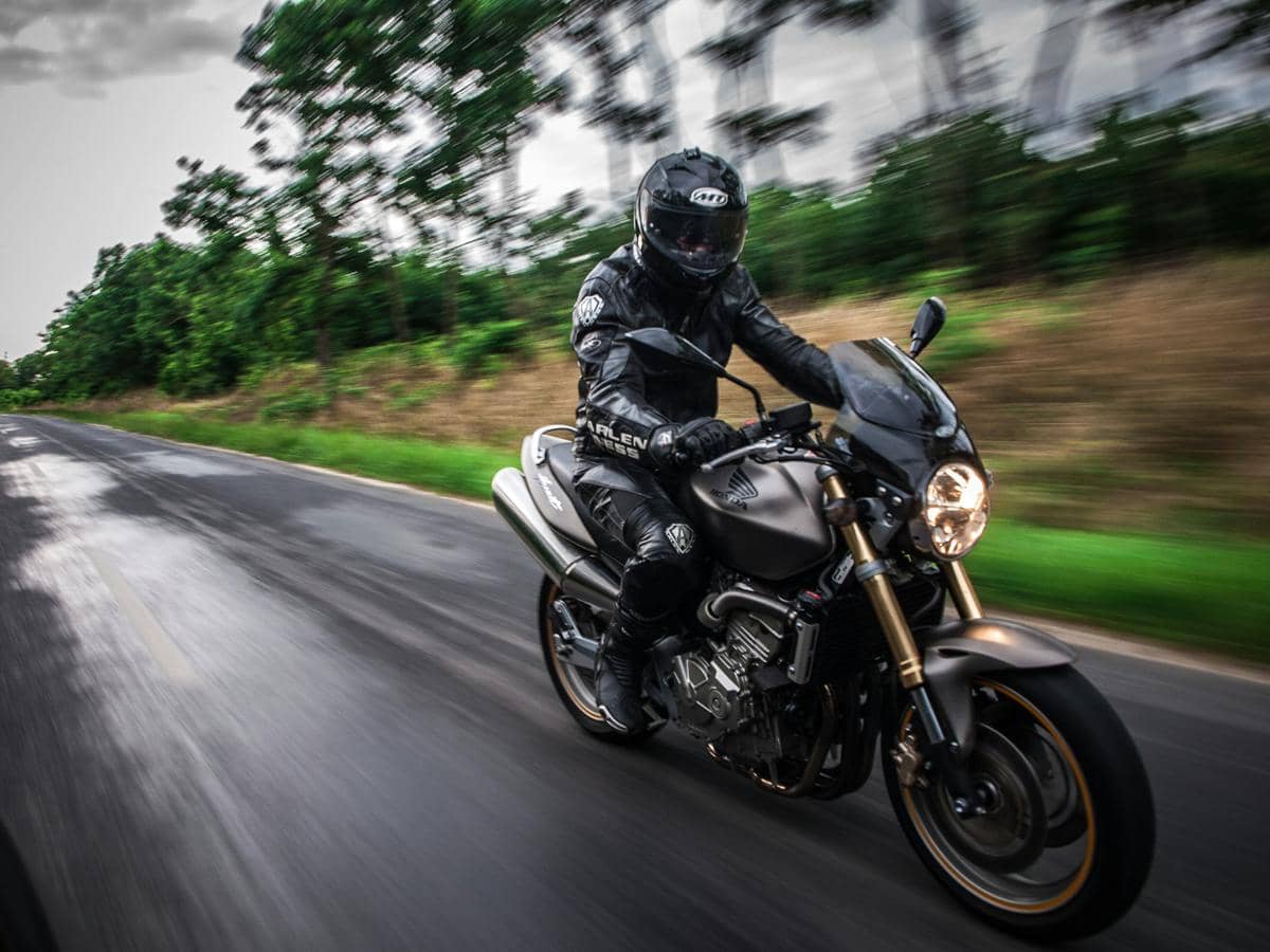 ilustrasi mengendarai motor (unsplash.com/Bence Halmosi)
