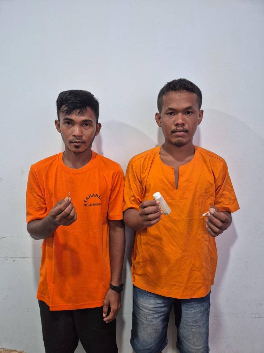 Kedua pelaku berperan sebagai penjual atau pendulang emas