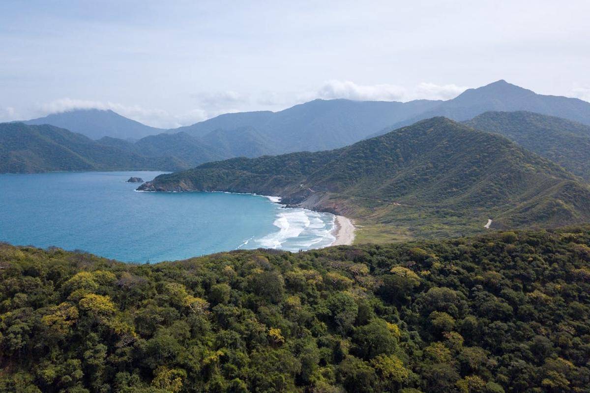 Pemandangan garis pantai dan pegunungan di Sierra Nevada de Santa Marta, Kolombia, yang menghadap ke Laut Karibia
