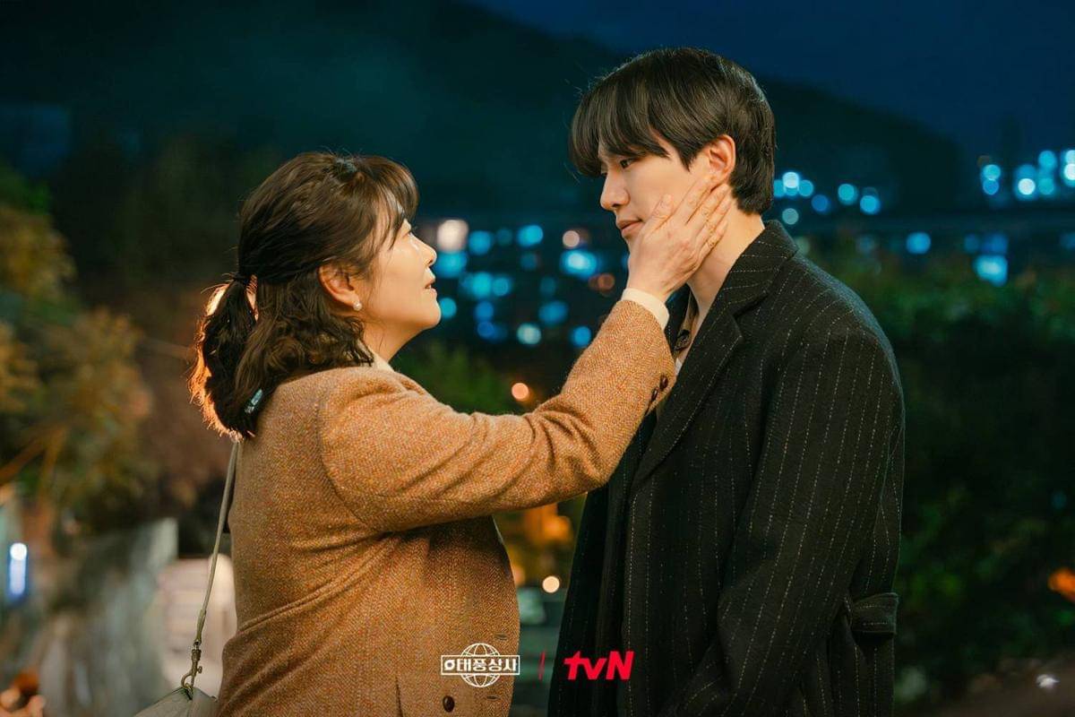 Jung Jeong Mi (Kim Ji Young) dan Kang Tae Poong (Lee Jun Ho) dalam drama Typhoon Family