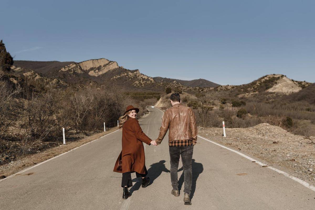 ilustrasi pasangan berjalan bersama