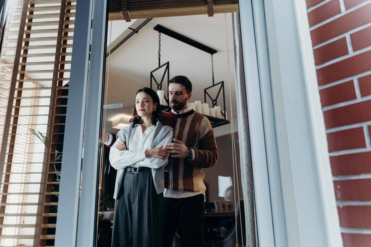 ilustrasi pria memeluk wanita dari belakang