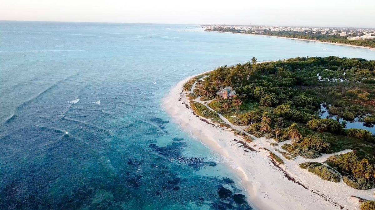 Playa del Carmen adalah kota pesisir di Riviera Maya, di sepanjang pantai Karibia di Semenanjung Yucatán, Meksiko